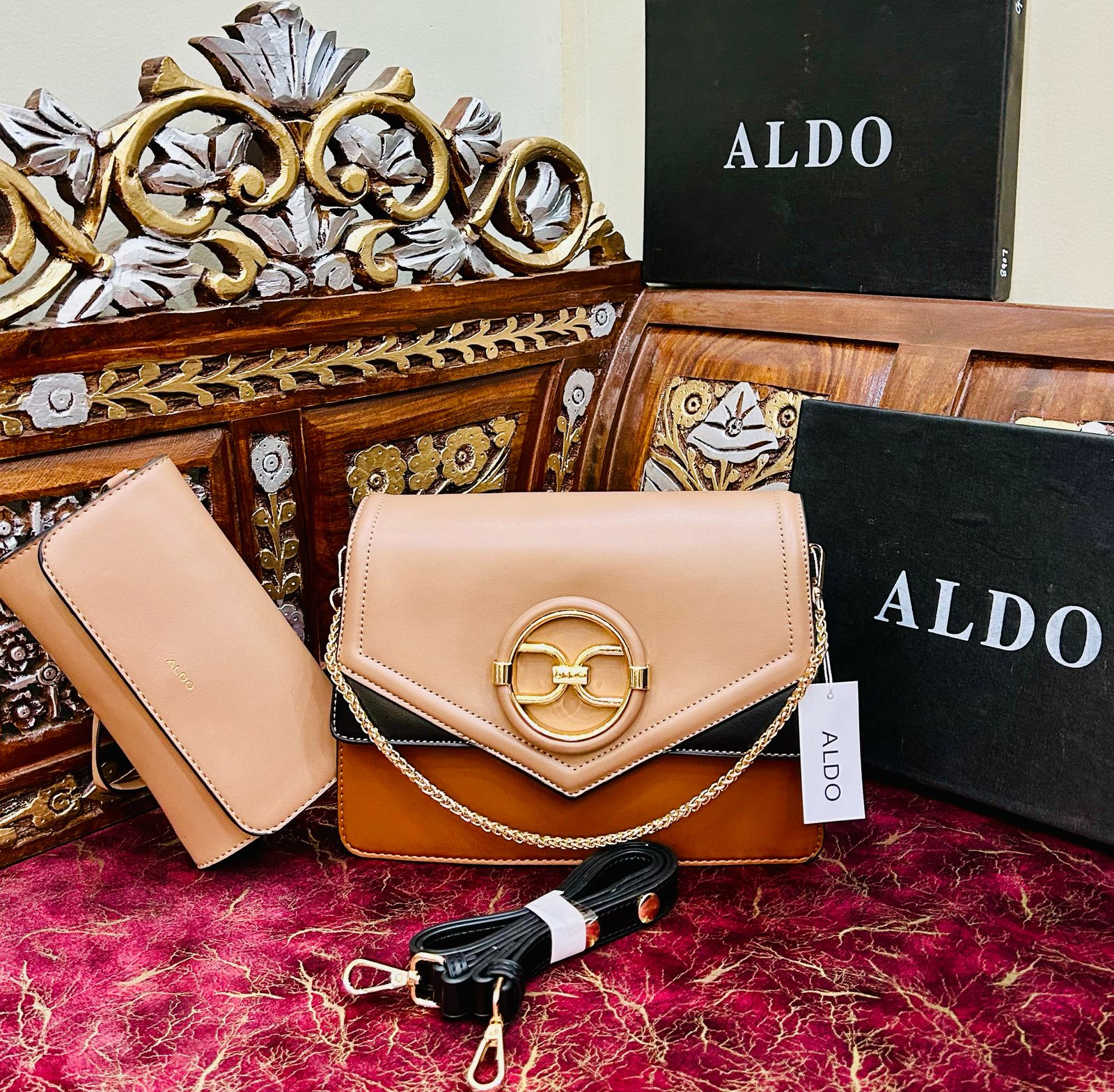 ALDO new. Model