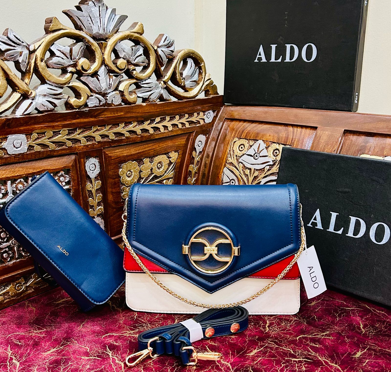 ALDO new. Model