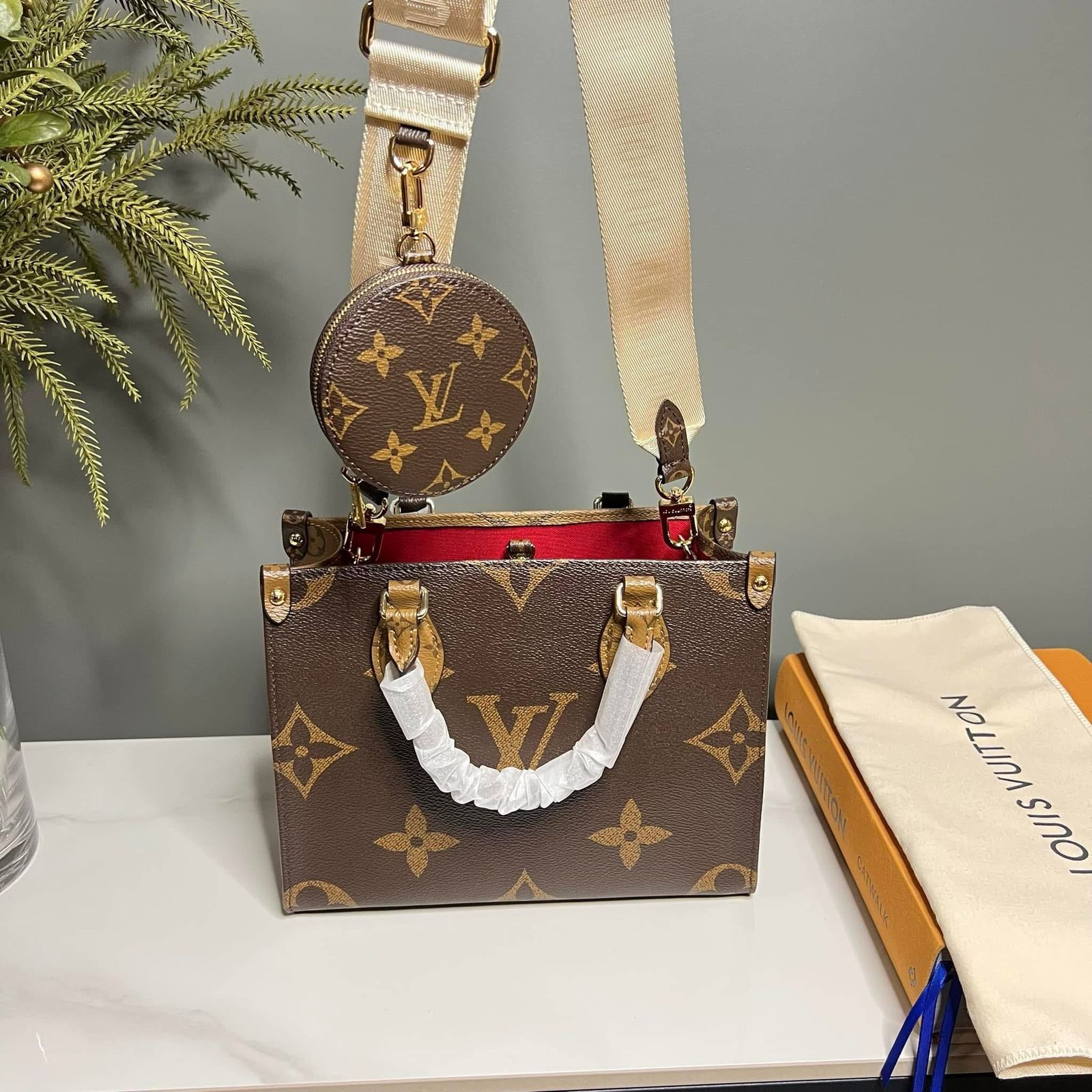 Lv On The Go Small