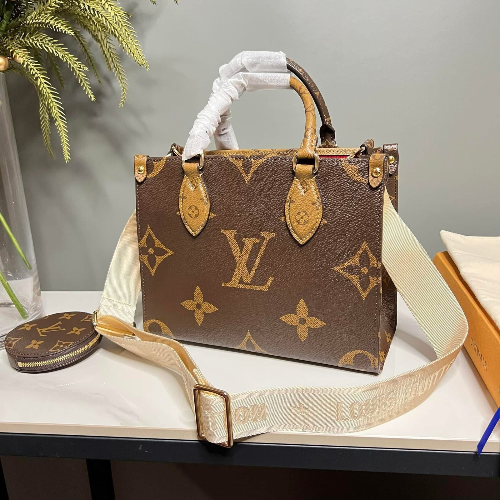 Lv On The Go Small