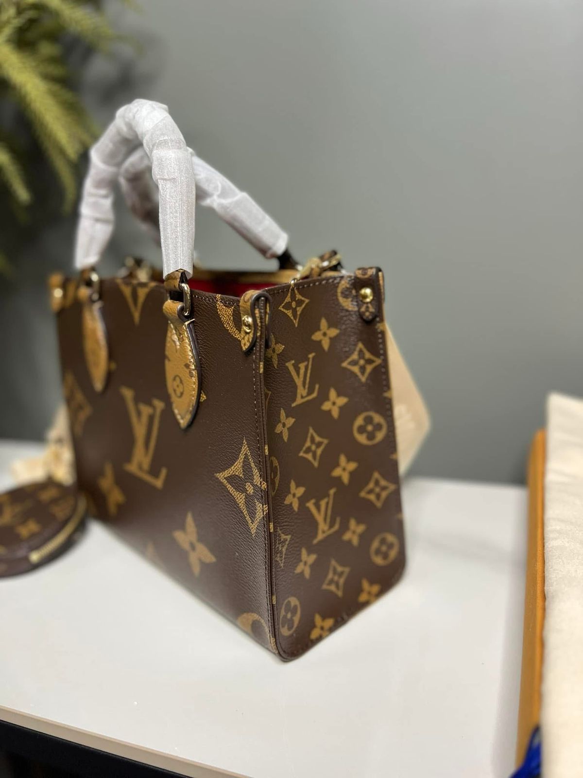 Lv On The Go Small