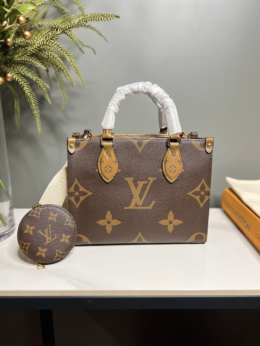 Lv On The Go Small