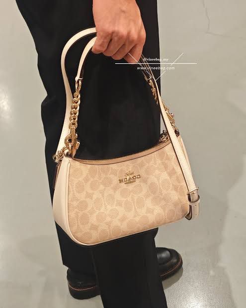COACH SHOULDER BAG IN SIGNATURE CANVAS