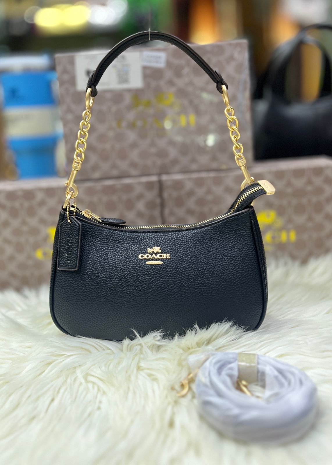 COACH SHOULDER BAG IN SIGNATURE CANVAS