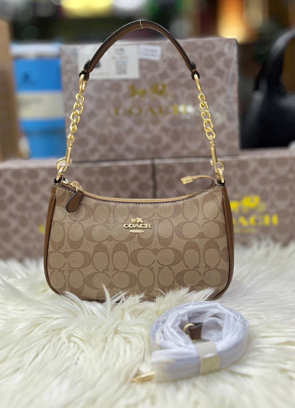COACH SHOULDER BAG IN SIGNATURE CANVAS