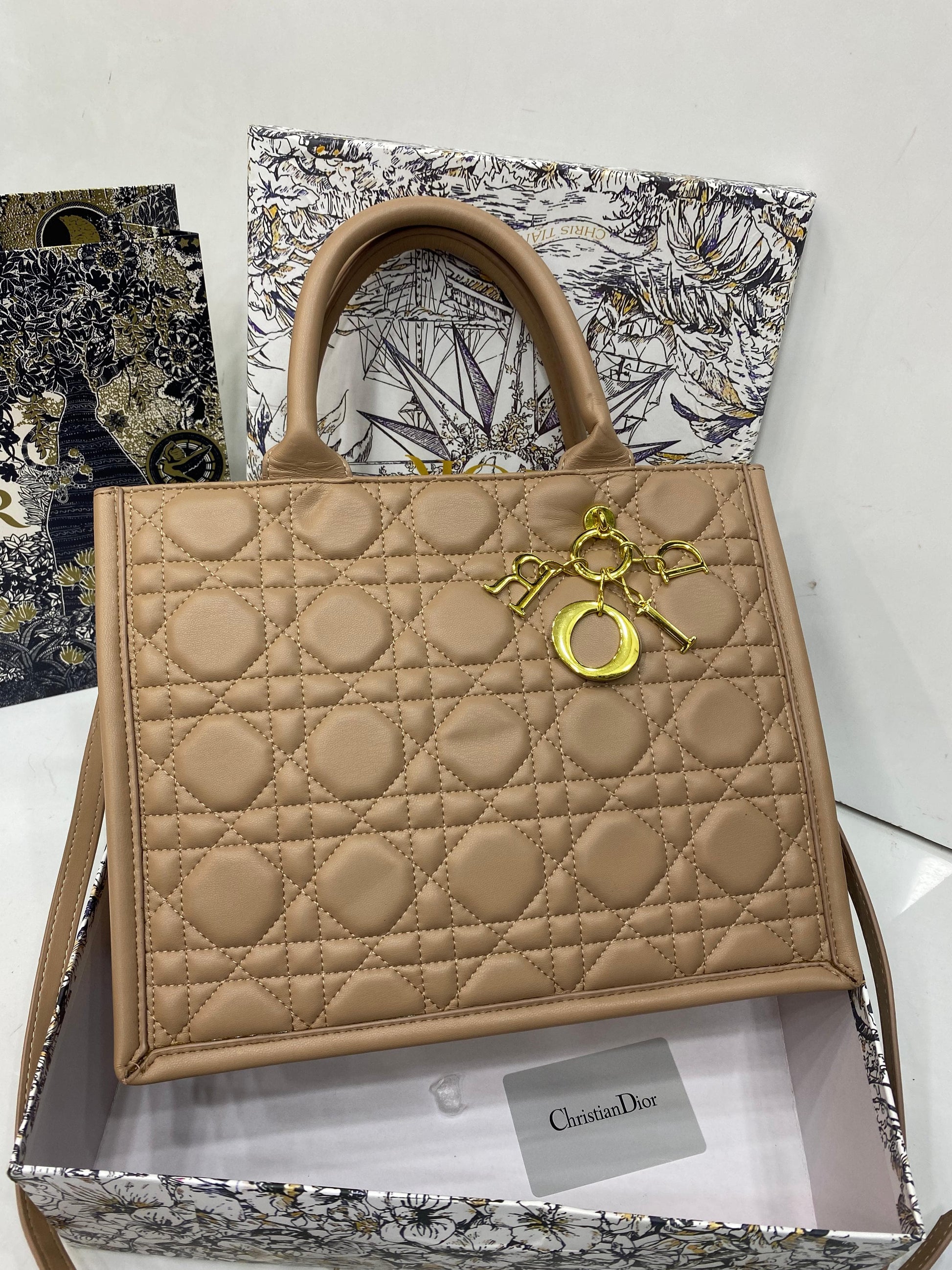 CHRISTIAN DIOR (DIOR BOOK)